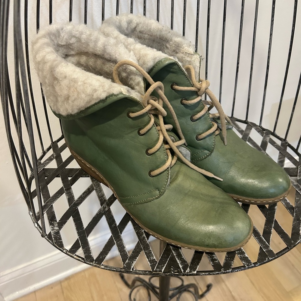 Stylish Green Lace-Up Boots with Cozy Lining